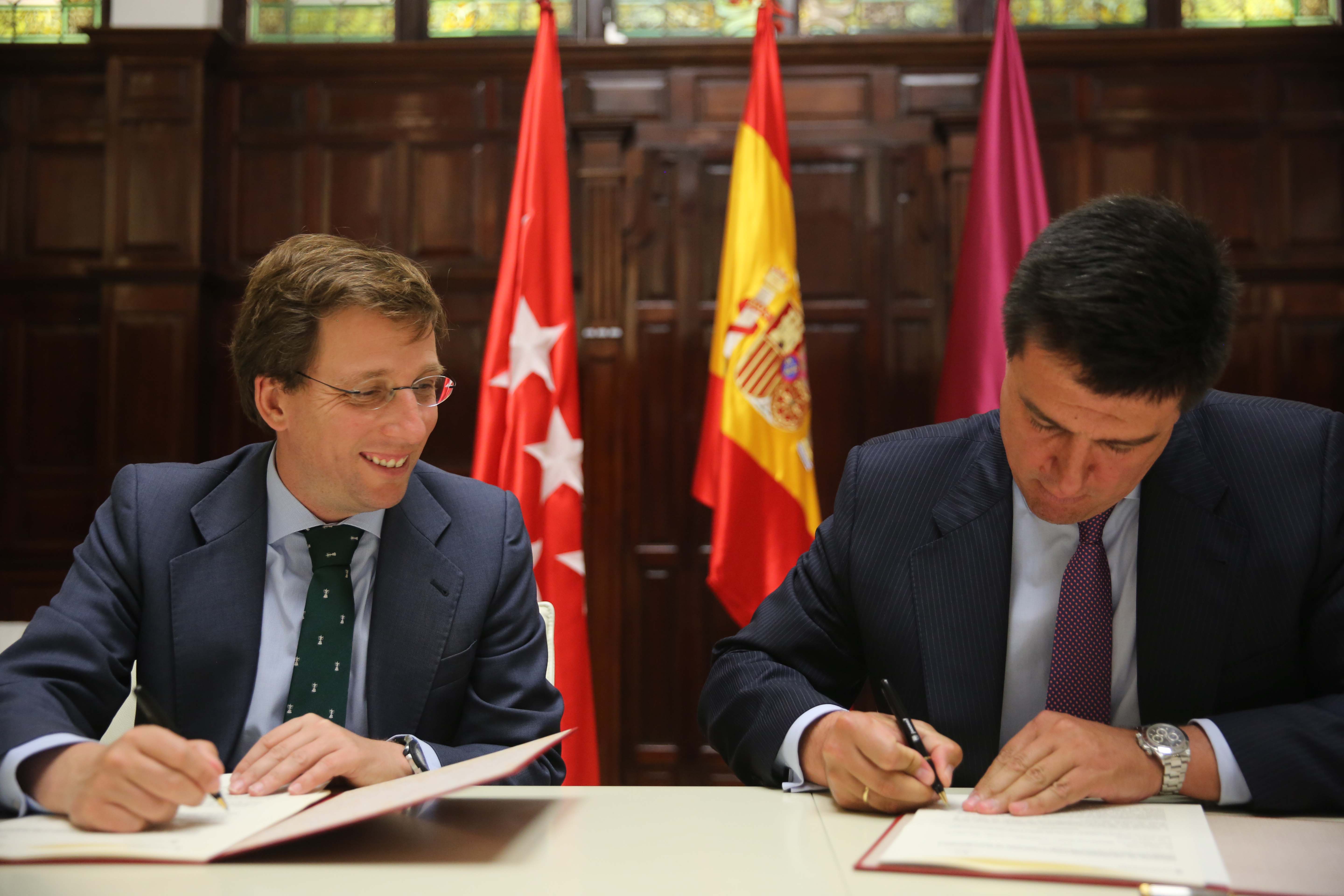 El alcalde de Madrid, José Luis Martínez-Almeida y el Consejero Delegado de MERLIN Properties, Ismael Clemente, durante la firma del convenio